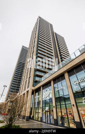 Die Boots-Shop-Einheit in der kürzlich abgeschlossenen Hochhausentwicklung mit gemischter Nutzung am Victoria Square im Stadtzentrum von Woking, Surrey, Südostengland Stockfoto