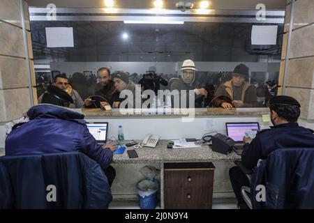 Beit Hanoun, Palästinensische Gebiete. 20. März 2022. Palästinensische Arbeiter warten am Grenzübergang Erez, als sie Beit Hanoun im nördlichen Gazastreifen verlassen, um in Israel zu arbeiten. Israel bereitet sich darauf vor, 2.000 Arbeitsgenehmigungen für die in Gaza lebenden Palästinenser auszustellen, wodurch die Gesamtzahl der Beschäftigten auf israelischer Seite auf 12.000 erhöht wird. Kredit: Mohammed Talatene/dpa/Alamy Live Nachrichten Stockfoto