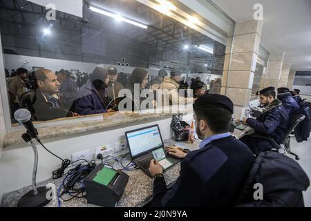 Beit Hanoun, Palästinensische Gebiete. 20. März 2022. Palästinensische Arbeiter warten am Grenzübergang Erez, als sie Beit Hanoun im nördlichen Gazastreifen verlassen, um in Israel zu arbeiten. Israel bereitet sich darauf vor, 2.000 Arbeitsgenehmigungen für die in Gaza lebenden Palästinenser auszustellen, wodurch die Gesamtzahl der Beschäftigten auf israelischer Seite auf 12.000 erhöht wird. Kredit: Mohammed Talatene/dpa/Alamy Live Nachrichten Stockfoto