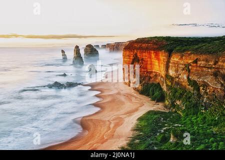 Die 12 Apostel in der Dämmerung, in der Nähe von Port Campbell, Shipwreck Coast, Great Ocean Road, Victoria, Australien. Stockfoto