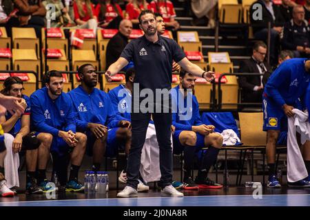 Herning, Dänemark. 19. März 2022. Cheftrainer Guillaume Gille aus Frankreich beim Norlys Golden League 2022-Spiel zwischen Frankreich und Norwegen bei Jyske Bank Boxen in Herning. (Foto: Gonzales Photo/Alamy Live News Stockfoto