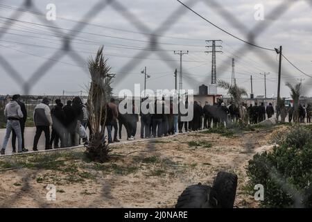 Beit Hanoun, Palästinensische Gebiete. 20. März 2022. Palästinensische Arbeiter warten am Grenzübergang Erez, als sie Beit Hanoun im nördlichen Gazastreifen verlassen, um in Israel zu arbeiten. Israel bereitet sich darauf vor, 2.000 Arbeitsgenehmigungen für die in Gaza lebenden Palästinenser auszustellen, wodurch die Gesamtzahl der Beschäftigten auf israelischer Seite auf 12.000 erhöht wird. Kredit: Mohammed Talatene/dpa/Alamy Live Nachrichten Stockfoto