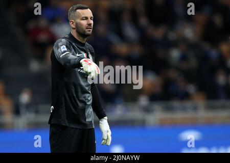 Mailand, Italien. 19. März 2022. Samir Handanovic vom FC Internazionale sieht während des Serie-A-Spiels zwischen dem FC Internazionale und ACF Fiorentina im Stadio Giuseppe Meazza am 19. März 2022 in Mailand, Italien, nach. Quelle: Marco Canoniero/Alamy Live News Stockfoto