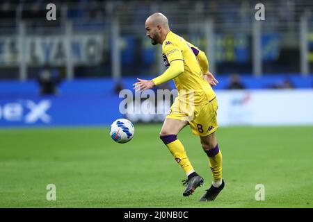 Riccardo Saponara vom AFC Fiorentina kontrolliert den Ball während des Serie-A-Spiels zwischen dem FC Internazionale und ACF Fiorentina im Stadio Giuseppe Meazza am 19. März 2022 in Mailand, Italien. Stockfoto