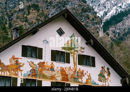 Bemalte Fassade eines Hauses im Hintergrund der Berge im Dorf Oberammergau, Deutschland Stockfoto