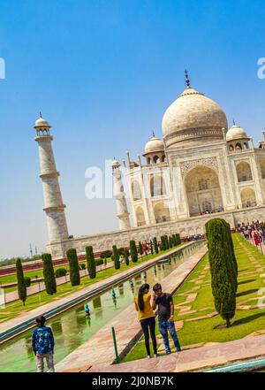 Taj Mahal Panorama in Agra Indien mit erstaunlichen symmetrischen Gärten. Stockfoto