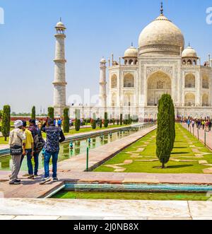 Taj Mahal Panorama in Agra Indien mit erstaunlichen symmetrischen Gärten. Stockfoto