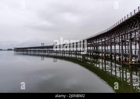 Blick auf den historischen Rio Tinto Pier in Huelva Stockfoto