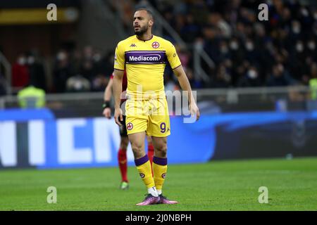 Arthur Cabral vom AFC Fiorentina sieht sich während des Serie-A-Spiels zwischen dem FC Internazionale und ACF Fiorentina im Stadio Giuseppe Meazza am 19. März 2022 in Mailand, Italien, an. Stockfoto