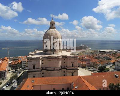 Luftdrohnenaufnahme des Nationalen Pantheon (Panteao Nacional) in Lissabon, Portugal Stockfoto