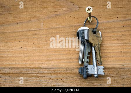 Schlüssel hängen an der Holzwand Stockfoto