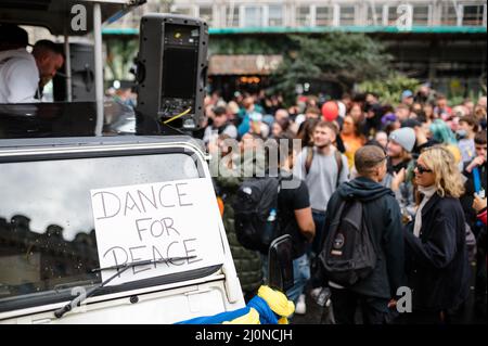 London, Großbritannien. 13. März 2022. Marsch durch London, organisiert von Save our Scene zur Unterstützung der Ukraine Stockfoto