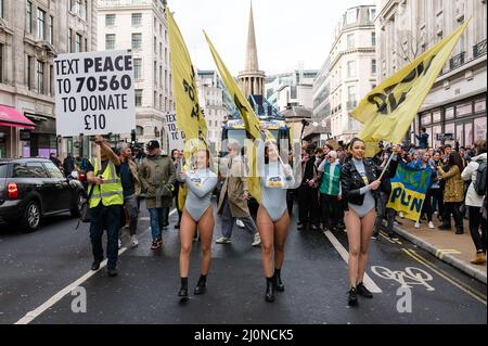 London, Großbritannien. 13. März 2022. Marsch durch London, organisiert von Save our Scene zur Unterstützung der Ukraine Stockfoto