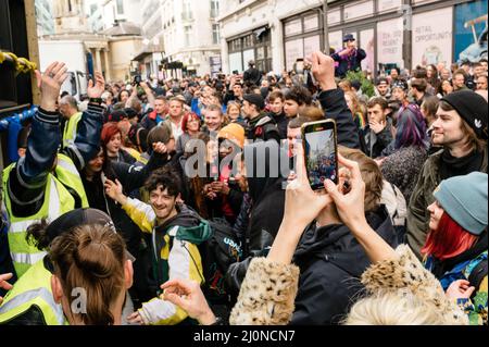 London, Großbritannien. 13. März 2022. Marsch durch London, organisiert von Save our Scene zur Unterstützung der Ukraine Stockfoto