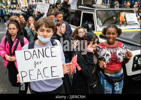 London, Großbritannien. 13. März 2022. Marsch durch London, organisiert von Save our Scene zur Unterstützung der Ukraine Stockfoto