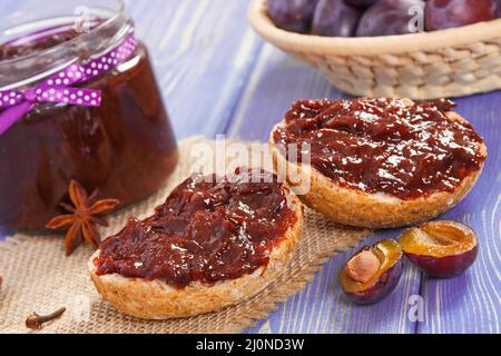 Frisch zubereitete Sandwiches mit Pflaumen marmelade oder Konfitüre, Konzept der gesunden süßen Snacks, Frühstück oder Dessert Stockfoto