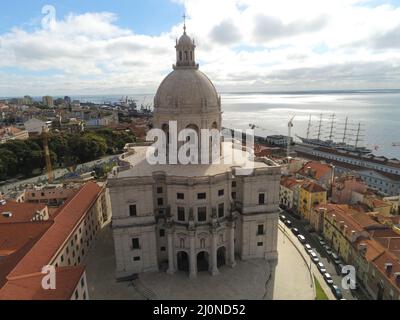 Luftdrohnenaufnahme des Nationalen Pantheon (Panteao Nacional) in Lissabon, Portugal Stockfoto