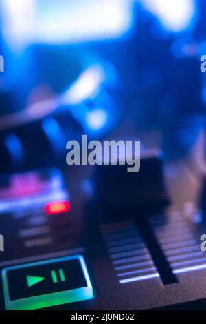 DJ-Turntables im Nachtclub Stockfoto