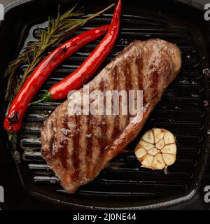 Keto ketogene Diät mittelgroßes Rindersteak, gebratenes Striploin auf Grillpfanne. Paleo Essen Stockfoto