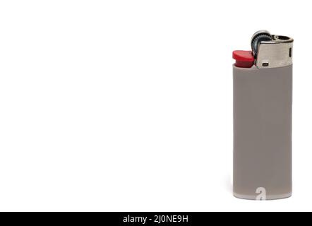 Nahaufnahme von kleinen modernen Feuerzeug mit rotem Knopf auf weißem Hintergrund Konzept für das Rauchen von Zigaretten Stockfoto