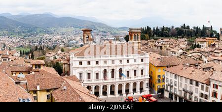 Alte Häuser in der Nähe von Turm Campanone Torre Civica auf der Piazza Vecchia in Bergamo. Italien Stockfoto