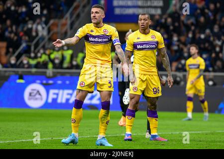 Mailand, Italien. 19. März 2022. Cristiano Biraghi (3) und Igor (98) von Fiorentina gesehen während der Serie Ein Spiel zwischen Inter und Fiorentina bei Giuseppe Meazza in Mailand. (Foto: Gonzales Photo/Alamy Live News Stockfoto