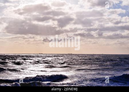 Wolkiger Sonnenaufgang am Schwarzen Meer Stockfoto