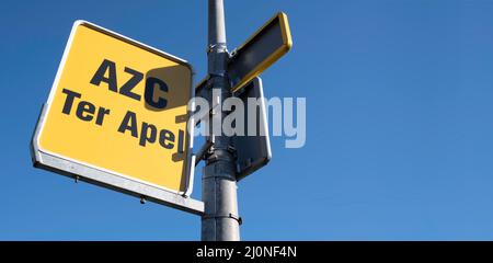 Schild an der für Flüchtlinge vorgesehenen Bushaltestelle zum Asylbewerberzentrum Ter Apel am Bus- und Bahnhof in Emmen, Niederlande Stockfoto