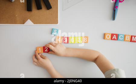 Draufsicht Kinderschreibtisch Lernnummern Buchstaben (1). Hohe Qualität und Auflösung schönes Fotokonzept Stockfoto