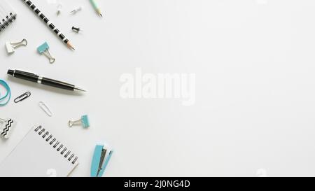 Bürobedarf von oben mit Stiftnotizbuch. Hohe Qualität und Auflösung schönes Fotokonzept Stockfoto