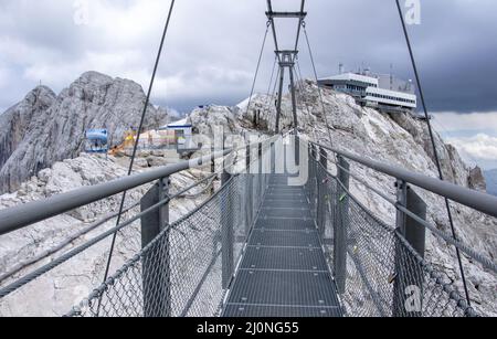 Skywalk am Dachstein. Treppe zum nichts. Hängebrücke in den österreichischen Alpen. Schladming-Dachstein, Österreich, Europa Stockfoto