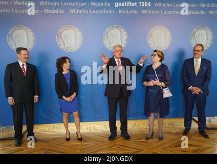 Wiesbaden, Deutschland. 20. März 2022. Der hessische Ministerpräsident Volker Bouffier (CDU, M) steht vor der Verleihung der Wilhelm-Leuschner-Medaille 2021 mit den Preisträgern im Schloss Biebrich: Der ehemalige Bundestagsvizepräsident Hermann Otto Solms (l.), die Frankfurter Oberschwester Zeynep Kallmayer, Bouffier, die ehemalige Staatssekretärin und Bürgermeisterin von Rüsselsheim Ottilia Geschka und der ehemalige Bundesverfassungsrichter Herbert Landau. Die Verleihung der höchsten Ehre des Staates, die ursprünglich für Dezember 1 geplant war, war verschoben worden. Kredit: Frank Rumpenhorst/dpa/Alamy Live Nachrichten Stockfoto