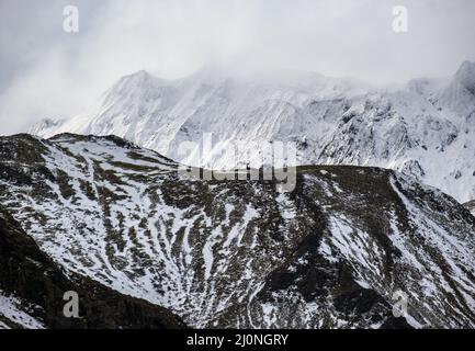 Bunte Landmannalaugar Berge unter Schneedecke im Herbst, Island Stockfoto