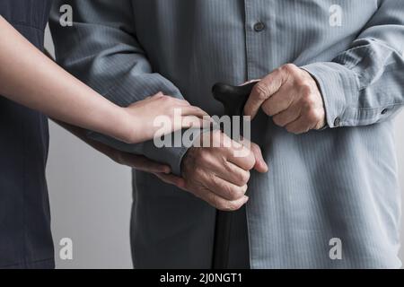 Krankenschwester hält alten Mann mit Stock. Hohe Qualität und Auflösung schönes Fotokonzept Stockfoto