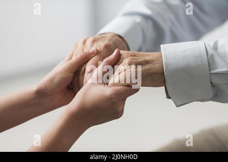 Krankenschwester hält ältere Mann s Hände Sympathie . Hohe Qualität und Auflösung schönes Fotokonzept Stockfoto