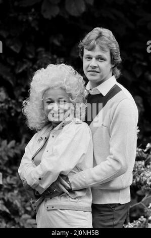 Barbara Windsor mit ihrem Freund Stephen Hollings. 23. Mai 1984. Stockfoto