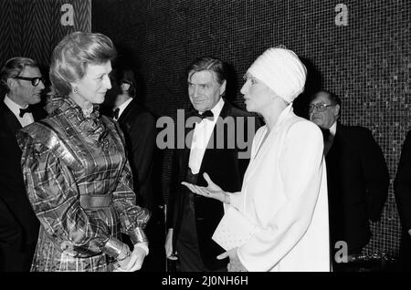 Barbra Streisand nimmt an der Royal Charity Premiere von Yentl im Leicester Square Theatre Teil. In diesem Rahmen trifft Barbra Prinzessin Alexandra. Yentl ist ein 1983 in Amerika gedrehter romantischer Musikdramaturg, der Regie führt, mitgeschrieben, koproduziert und mit Barbra Streisand in der Hauptrolle spielt, der auf dem gleichnamigen Theaterstück von Leah Napolin und Isaac Bashevis Singer basiert, das selbst auf Singer's Kurzgeschichte „Yentl the Yeshiva Boy“ basiert. Bild aufgenommen am 29.. März 1984 Stockfoto