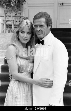 A View to a Kill 1984 James Bond Film, Photocall outside the Chateau de Chantilly in France, Donnerstag, 16.. August 1984, Tanya Roberts als Stacey Sutton und Roger Moore als James Bond, MI6 Agent 007. Stockfoto