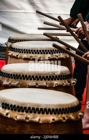 Bilder von Kindern, die den Taiko getroffen Stockfoto