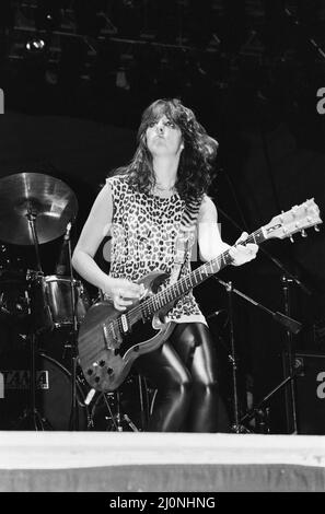 Girlschool sind eine britische Rockband, die sich 1978 in der neuen Welle der britischen Heavy Metal Szene gebildet hat und häufig mit den Zeitgenossen Mot?rhead in Verbindung gebracht wird. Sie sind die am längsten laufende All-Female-Rockband, die nach fast 40 Jahren noch aktiv ist. Girlschool, die aus einer Schulband namens Painted Lady gegründet wurde, genoss Anfang 1980s in Großbritannien eine starke Medienwirkung und kommerziellen Erfolg mit drei Alben von Punk-gefärbtem Metal und einigen Singles, In den folgenden Jahren verlor sie jedoch ihre Dynamik (Bild), als sie für Black Sabbath, Girlschool, mit Sänger Kim McAuliffe auf der Bühne auftrat. 14. Sept Stockfoto