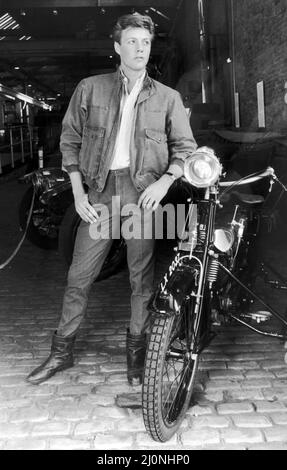 Men Fashion, 14.. Februar 1984. Herrenmodell mit Canvas-Jacke mit großer Tasche und Nietendetail von Dam Yankee Jeans, £16,99. Leinwandjeans £14,99. Kragenloses gestreiftes Baumwollhemd von Mirage Fashionwear, £9,99. Stockfoto