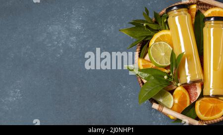 Kiste von oben mit Orangensaft und Platz zum Kopieren. Hohe Qualität und Auflösung schönes Fotokonzept Stockfoto