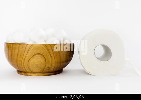 Holzschüssel mit Toilettenpapier. Hohe Qualität und Auflösung schönes Fotokonzept Stockfoto