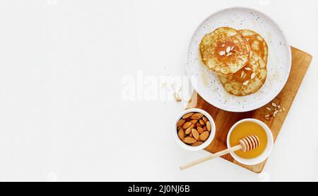 Draufsicht leckere Crepes auf Holzbrett. Hohe Qualität und Auflösung schönes Fotokonzept Stockfoto