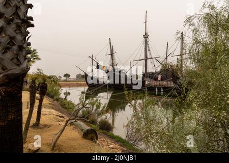 Palos de la Corso, Spanien - 16. März 2022: Die drei historischen Schiffe der Reise von Christoph Kolumbus nach Amerika Stockfoto