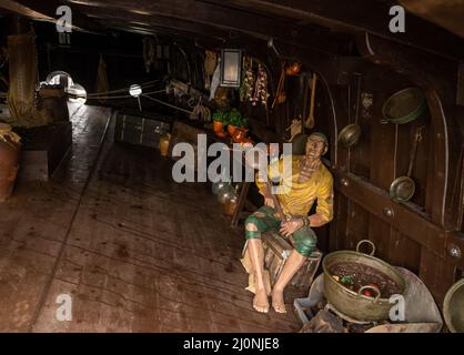 Palos de la Oro, Spanien - 16. März 2022: Blick auf das schiefe Kabinendeck des Santa Maria Nachbaus im Freilichtmuseum Stockfoto