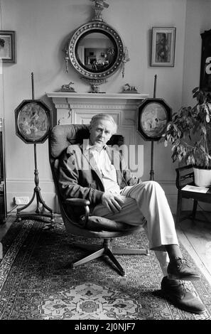 Schriftsteller David Cornwall (John Le Carre) in seinem Haus Hampstead, im Norden Londons. 17.. März 1983. Stockfoto