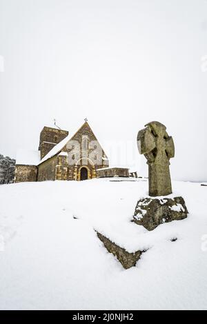 Erster Schnee in England Kirche St. Martha-on-the-Hill Surrey Europe Stockfoto