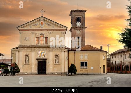 Cavallerleone, Cuneo, Italien - 16. März 2022: Die Pfarrkirche von Santa Maria Assunta und von Misericordia (17.. Jahrhundert) auf dem Santa Maria Platz mit c Stockfoto