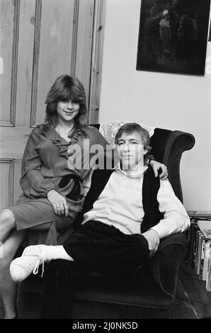 Samantha Fox Kandidat Miss Sunday People Wettbewerb, im Alter von 16 Jahren, Foto zu Hause mit Vater Patrick Fox 1983. Januar. Alias Sam Fox *** Local Caption *** Sam Fox Stockfoto